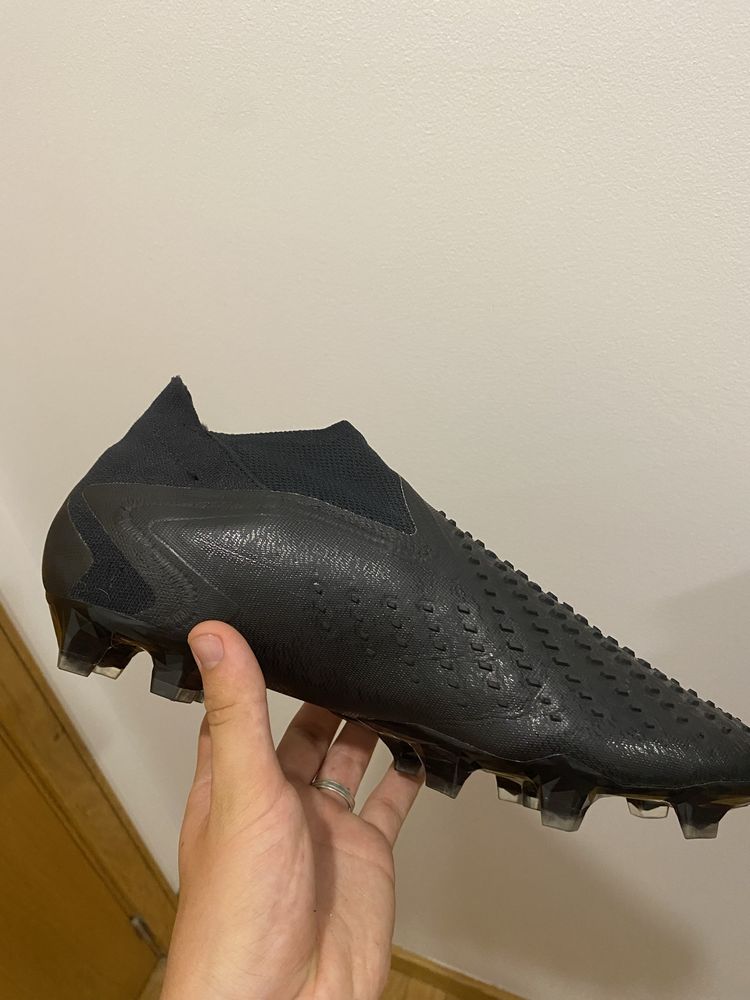 Chteiras adidas predator accuracy + pretas