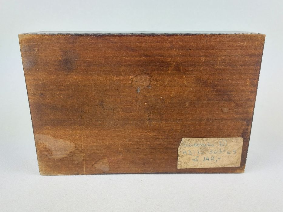 Drewniana szkatułka pudełko ręcznie rzeźbione zdobiona mosiądzem