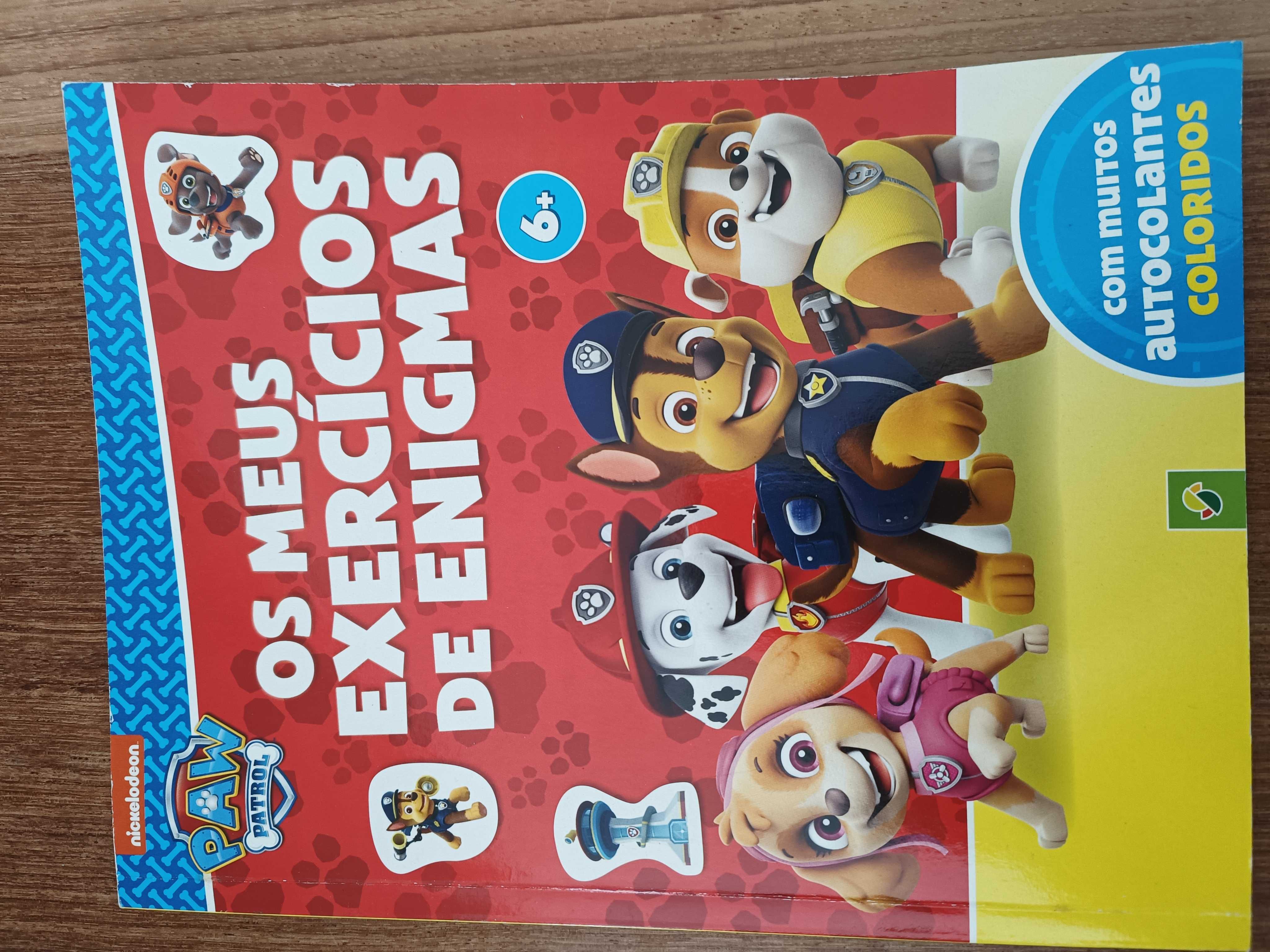 Vários brinquedos e livros para crianças