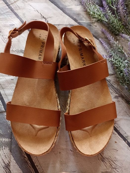 Босоножки на плетёной танкетке Primark.. Фирменные сандалии.