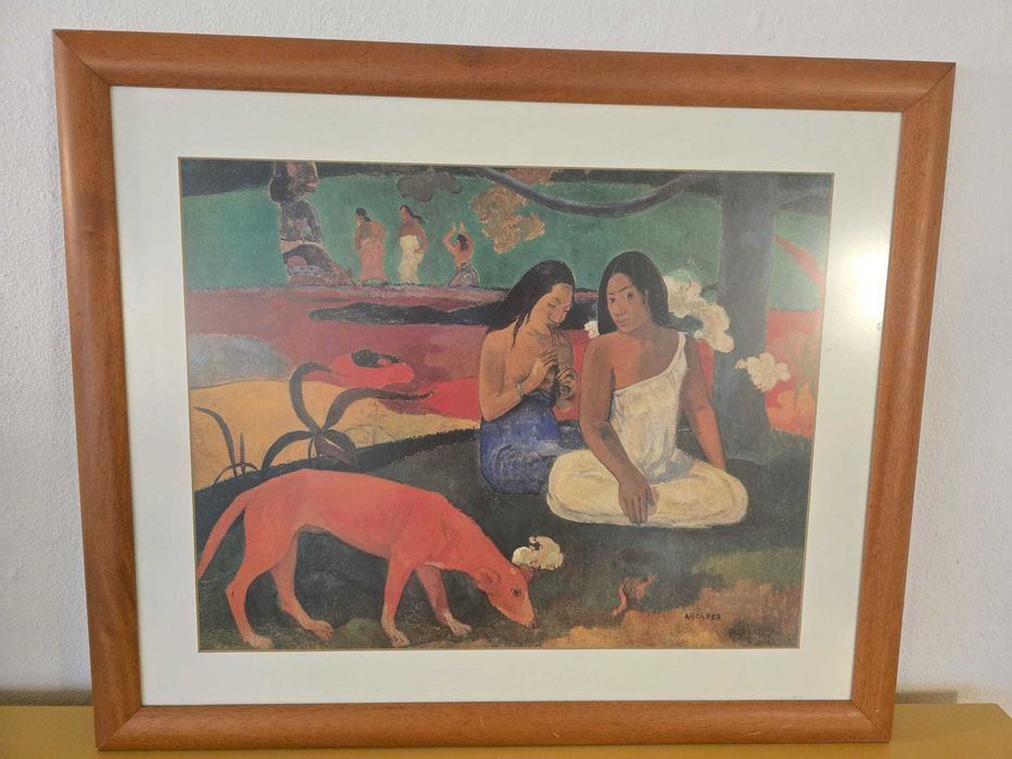 Quadros emoldurados em madeira com estampas