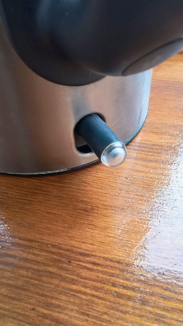 Электрочайник KENWOOD SJM 11 (SJM 110) в рабочем состоянии.