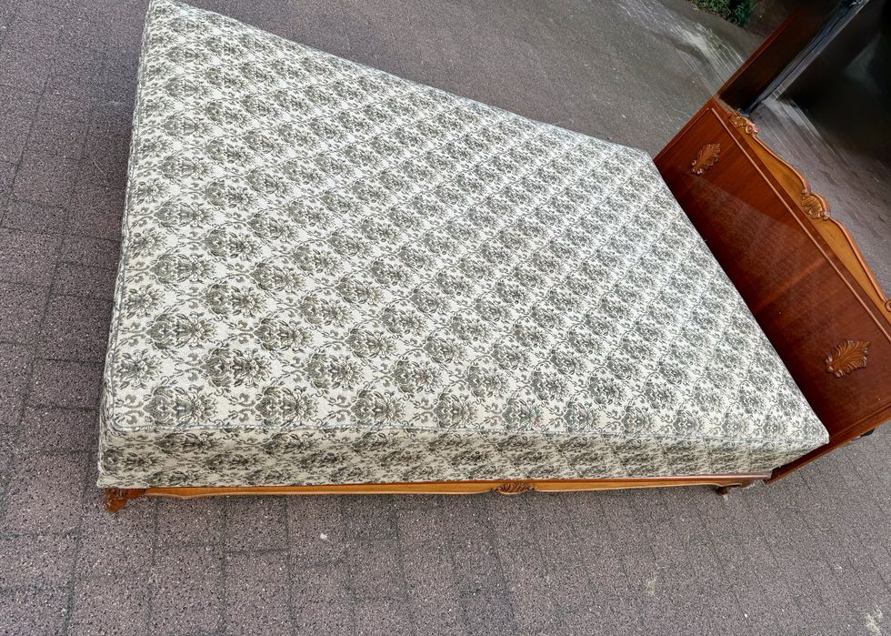 Sprzedam zestaw mebli vintage- 2 stoliki nocne, łoze i toaletka