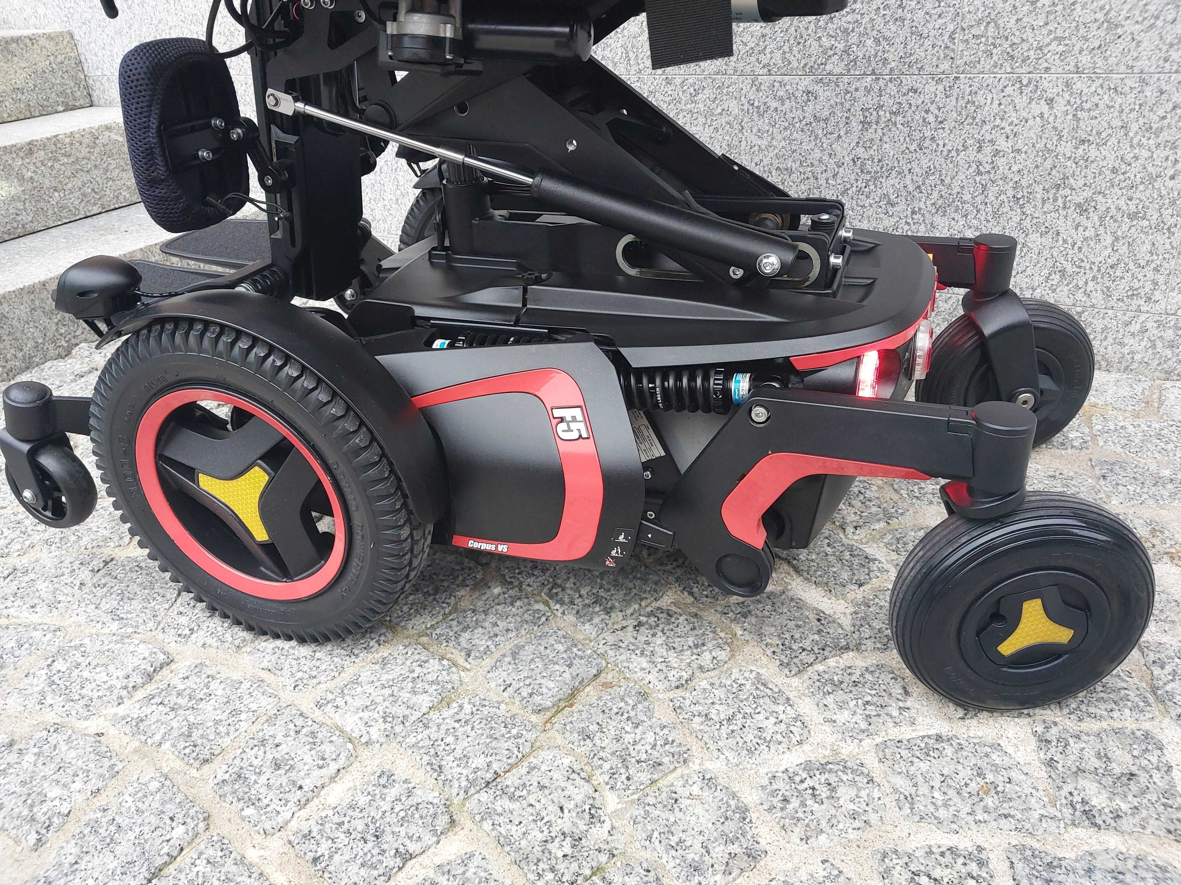 Elektryczny wózek inwalidzki Permobil F5 Corpus VS funkcją pionizacji