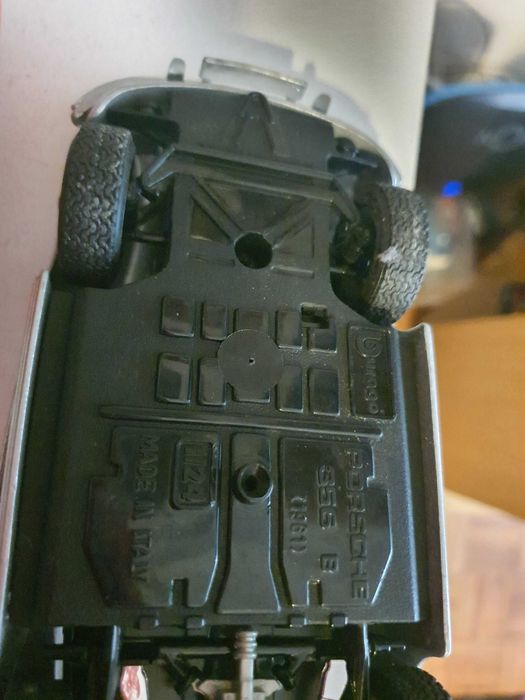 2 miniaturas Porsche e Ferrari 1:24 burago com defeito