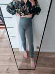 Legginsy khaki prążkowane podkreślające sylwetkę prettylittlething