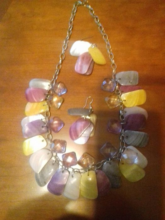 Colares e brincos. Completamente novos.