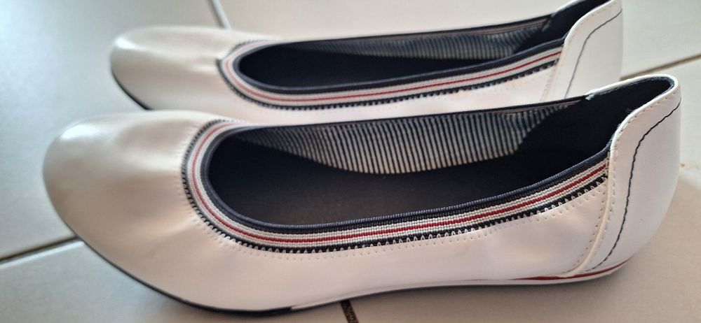 Sprzedam białe baleriny 39 r