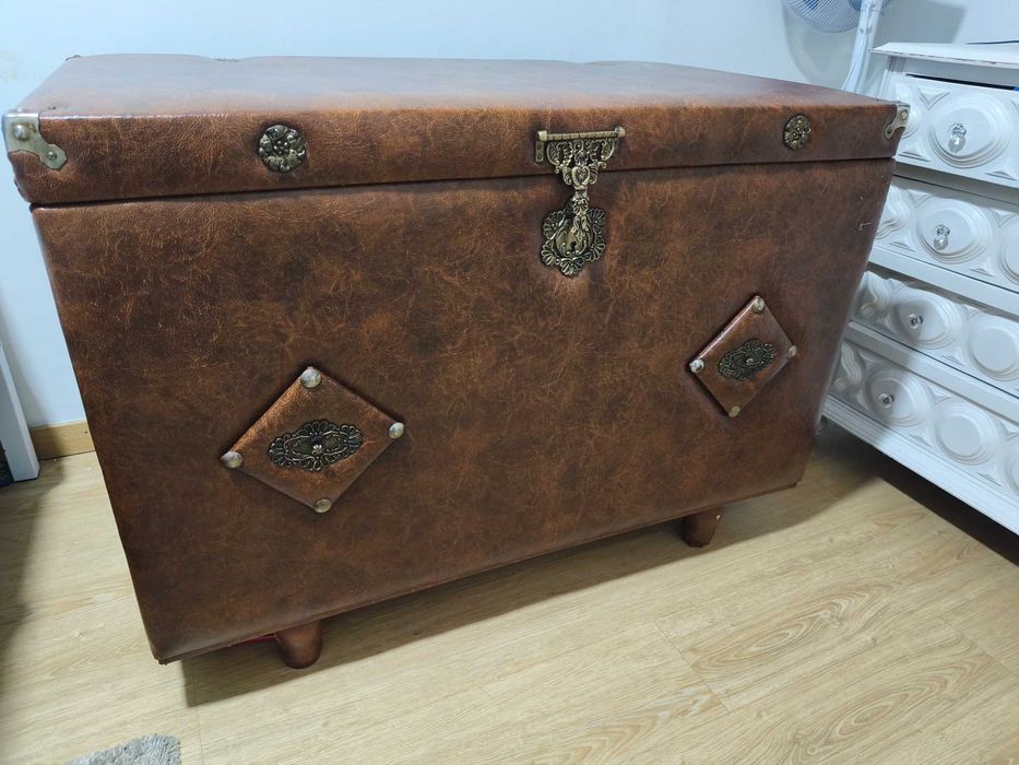 Baú Madeira Maciça Revestido em Pele