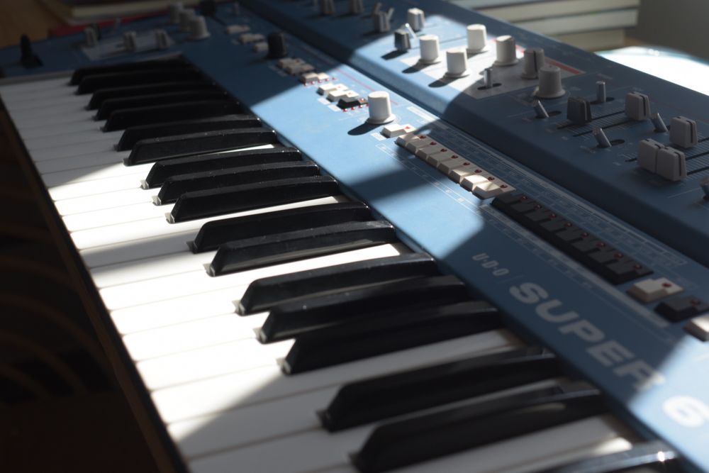 UDO Super 6 Keyboard Azul + Thon Case