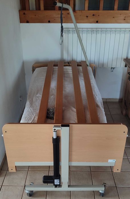 Cama hospitalar com ajuste elétrico de altura e inclinação