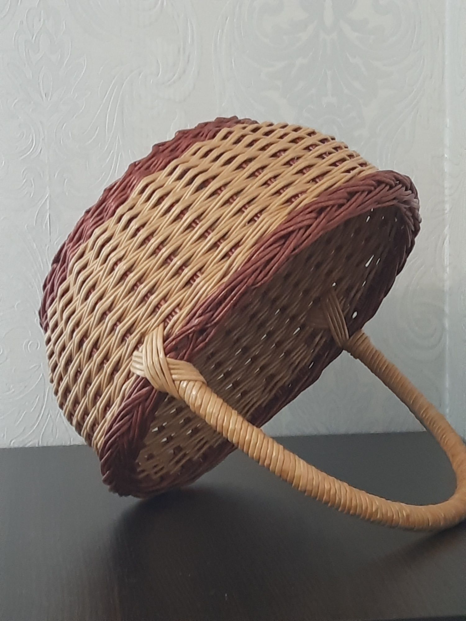 Плетёная корзина из лозы