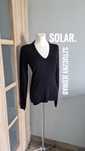 Czarny sweter damski • dekolt w serek • Solar. 36/S • sztuczny jedwab