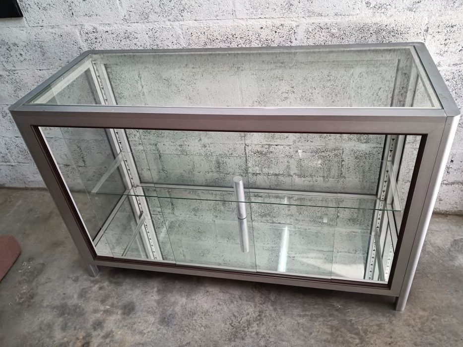 Vitrine / balcão expositor estrutura em alumínio, fundo em espelho, re