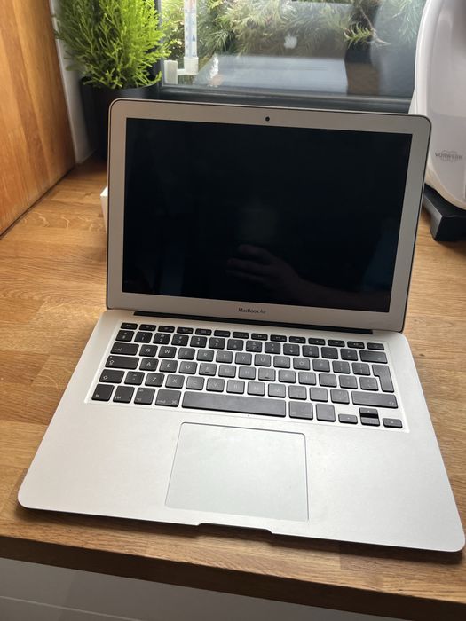 Laptop MacBook Air 13 A1466 Dysk 256GB 8GB RAM malo używany wylogowany