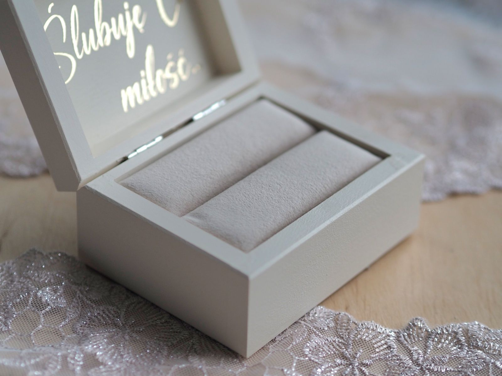 Małe pudełko na obrączki z poduszką velvet Minimalistyczne