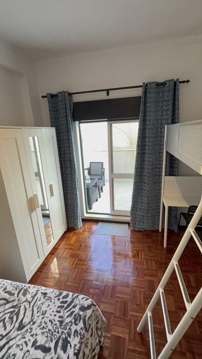 Quarto casal c/s filho mobililiado 5 min estação de  Entroncamento