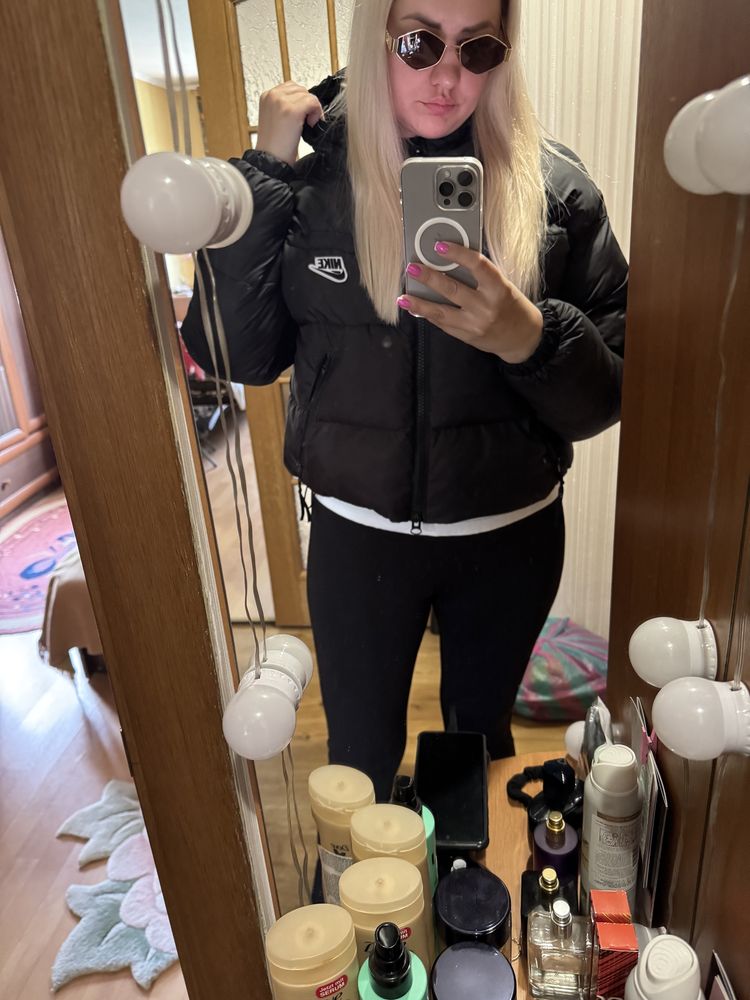 Куртка чорна NIKE