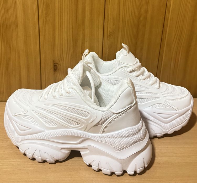 Взуття жіноче  НОВЕ  ( 38 )