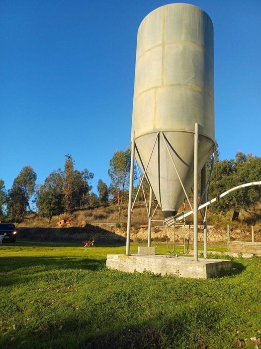 2 Silos de Ração ou Cereais para animais
