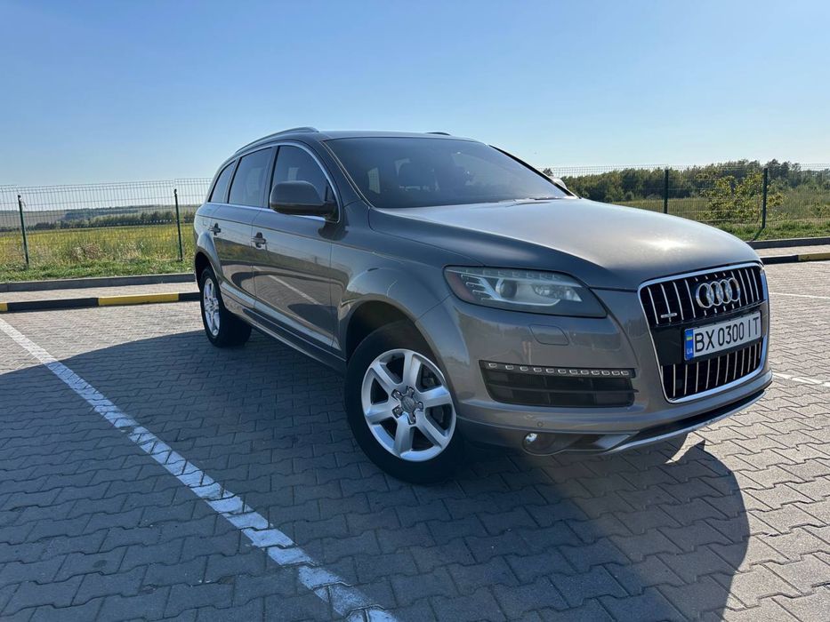 Ауді Q7 2012 р. Машина на повному ходу.