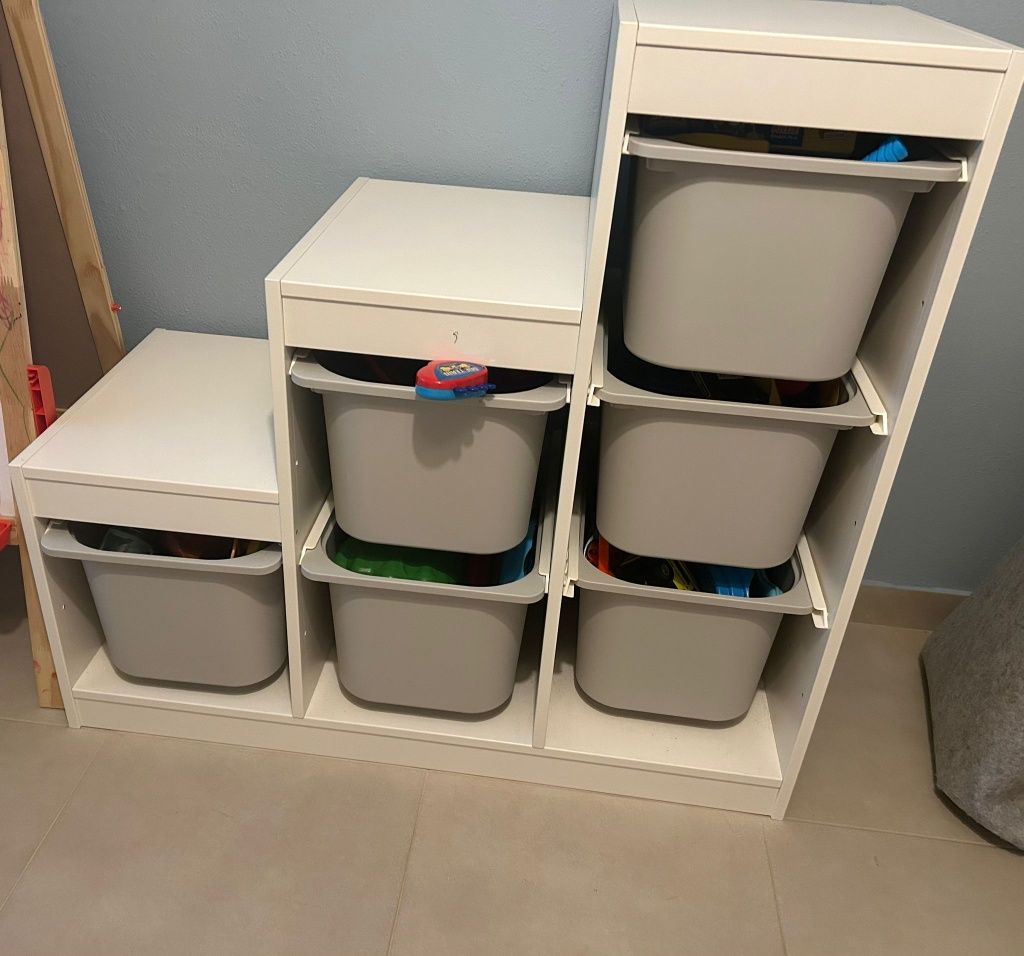 Armário com arrumação para brinquedos
