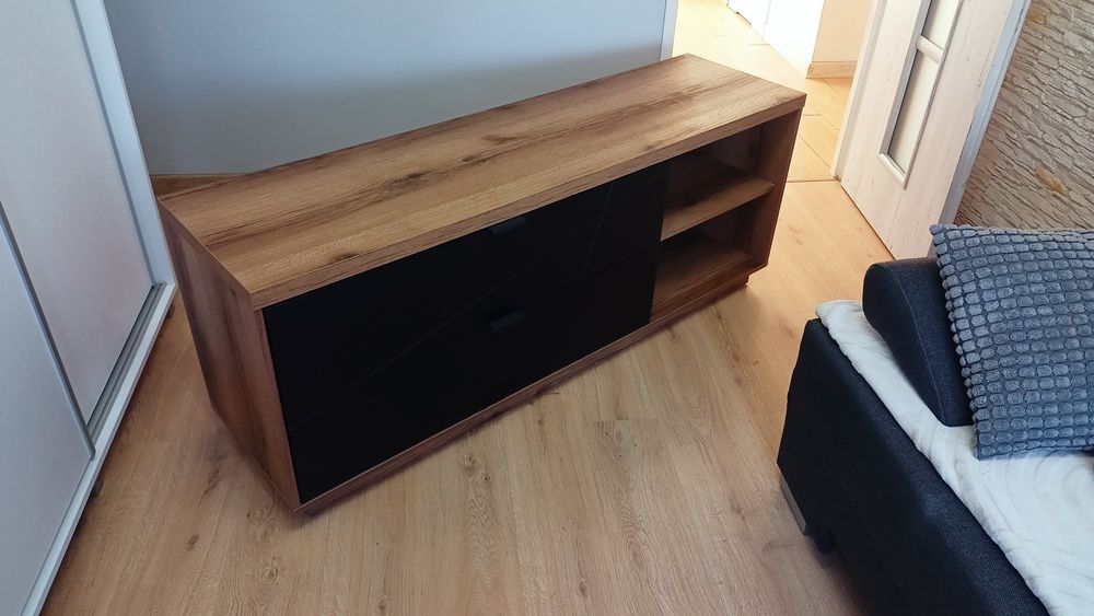 Szafka RTV firmy BRW