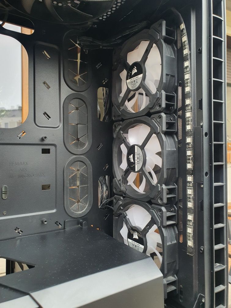 Obudowa gamingowa Corsair RGB z 6 wentylatorami
