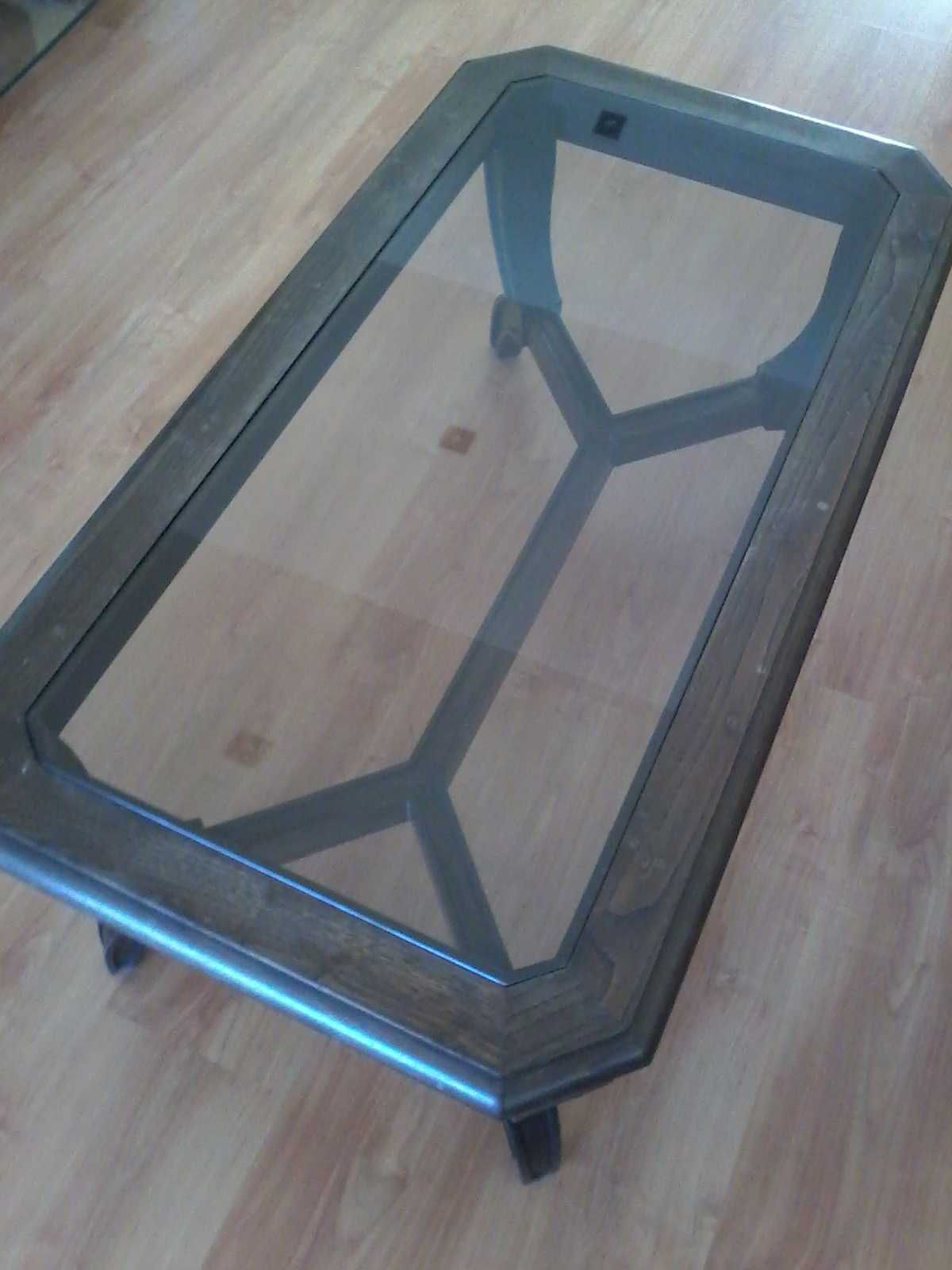 Mesa de madeira e vidro