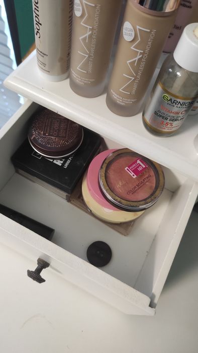 Toaletka kosmetyczna z lustrem