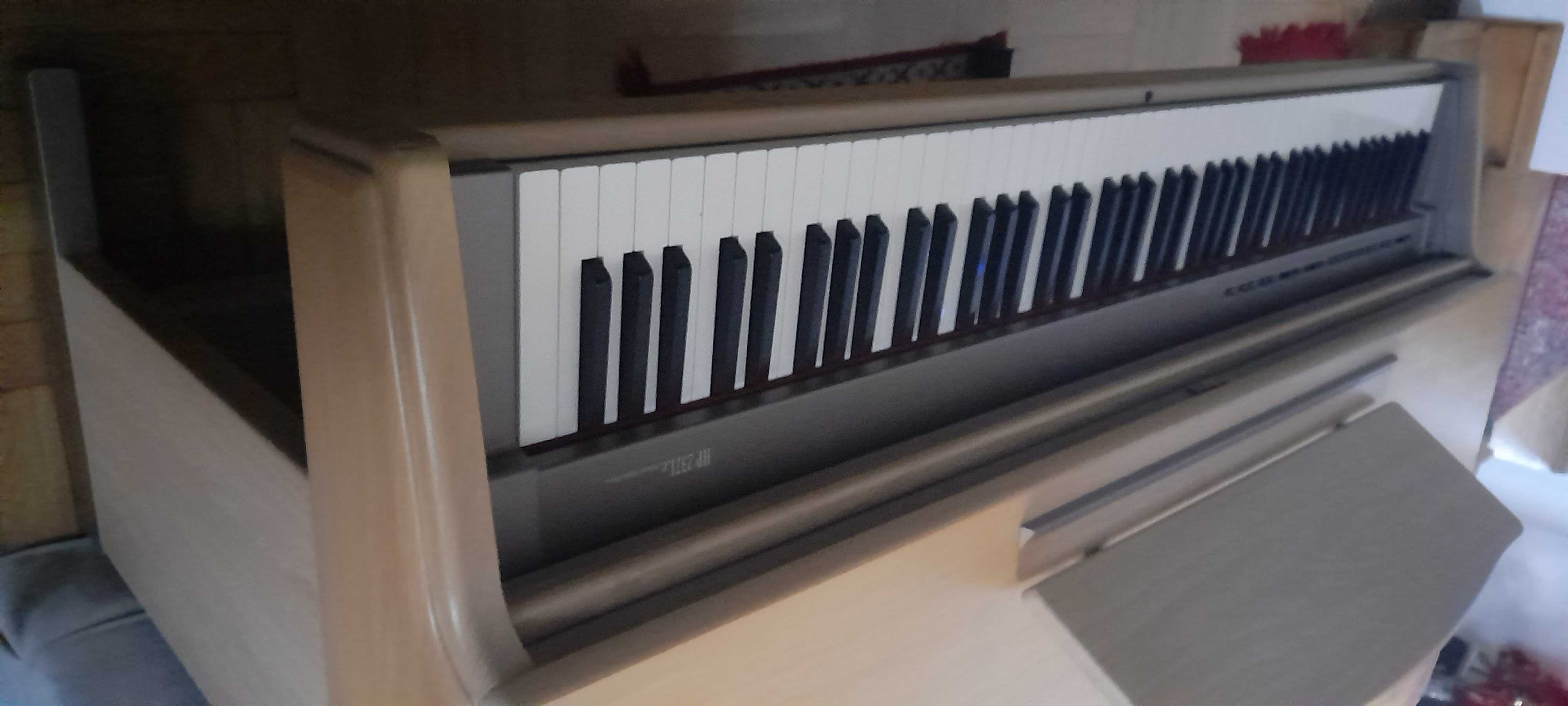 Pianino Roland HP 237 białe stan idealny przywiezione z zachodu