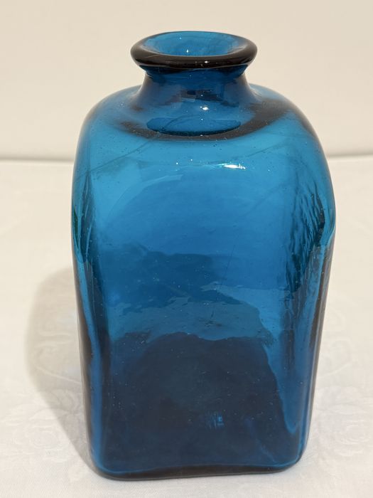 Szklany niebieski wazon