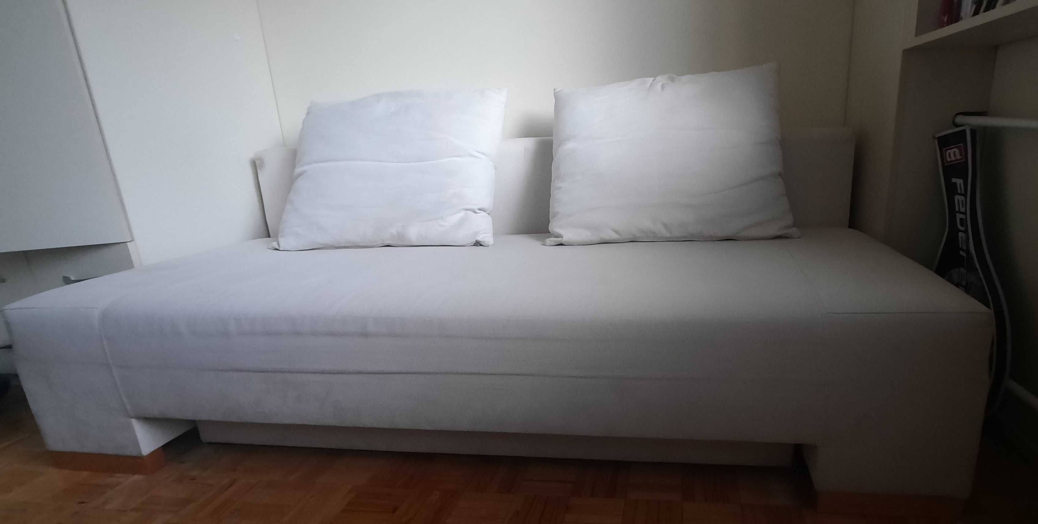 Sofa rozkładana z pojemnikiem na pościel