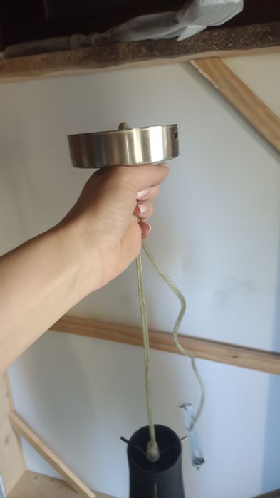 3 czarne podłużne lampy