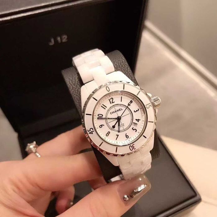 Biały zegarek damski Chanel