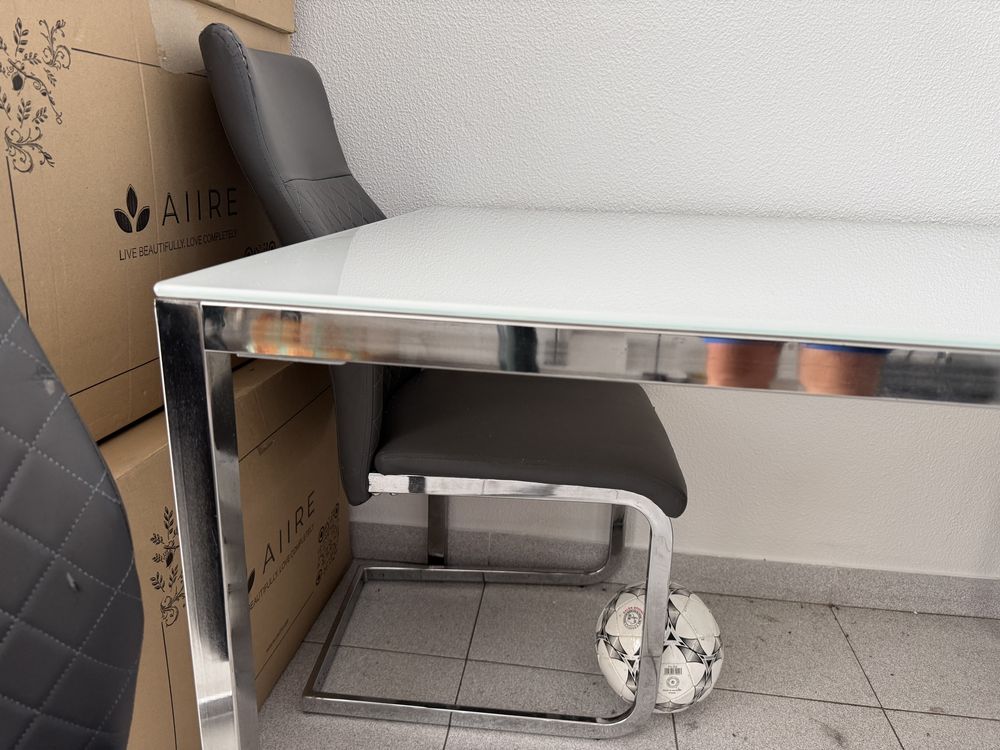 Mesa de cozinha (oferta de 4 cadeiras em razoavel estado)