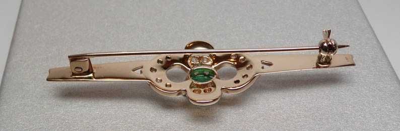 Złota broszka naturalny szmaragd i cyrkonie.