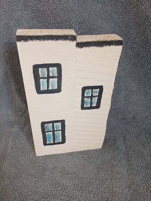 Domek ręcznie namalowany na desce