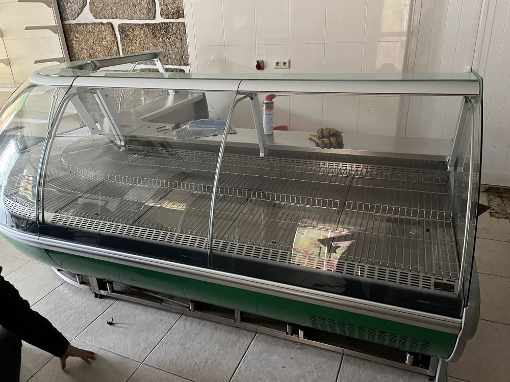 Vitrine de Refrigeração em L da marca Jordao