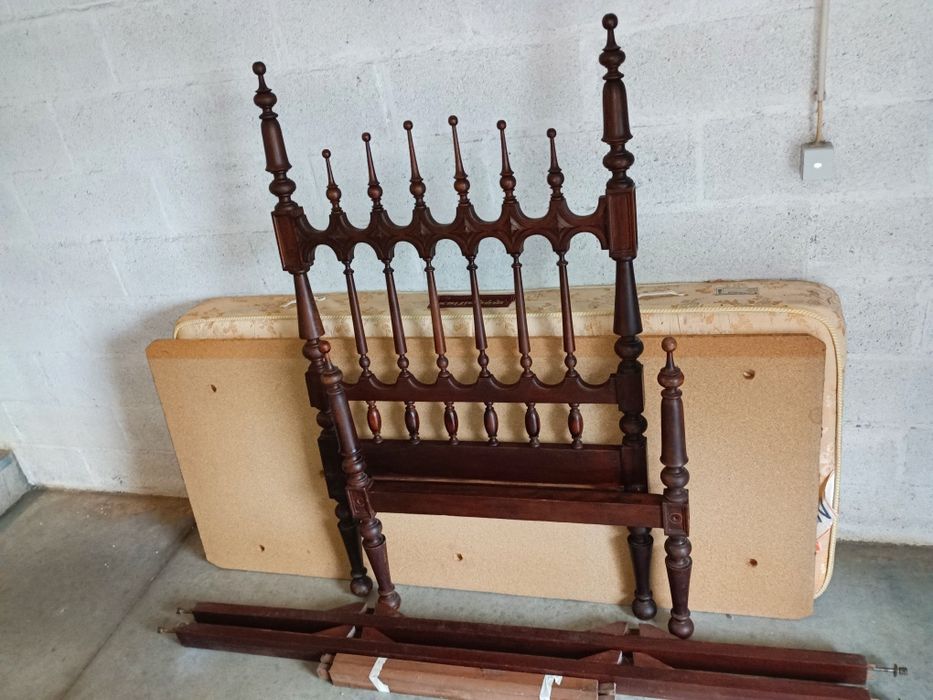 Cama de solteiro vintage em madeira maciça de castanho com estrado e c