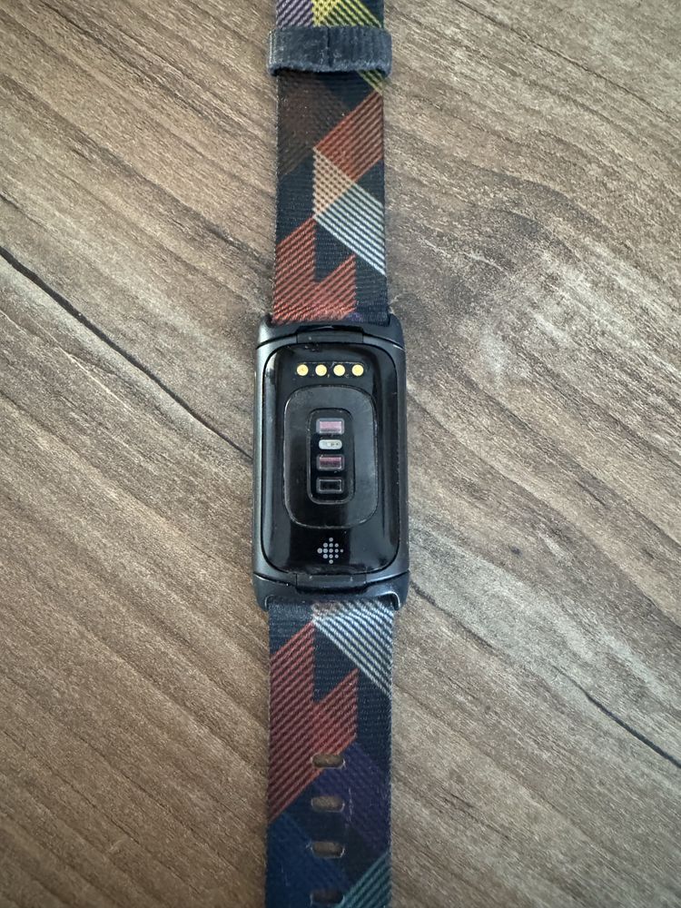 Fitbit Charge 5 - stan bdb - NFC