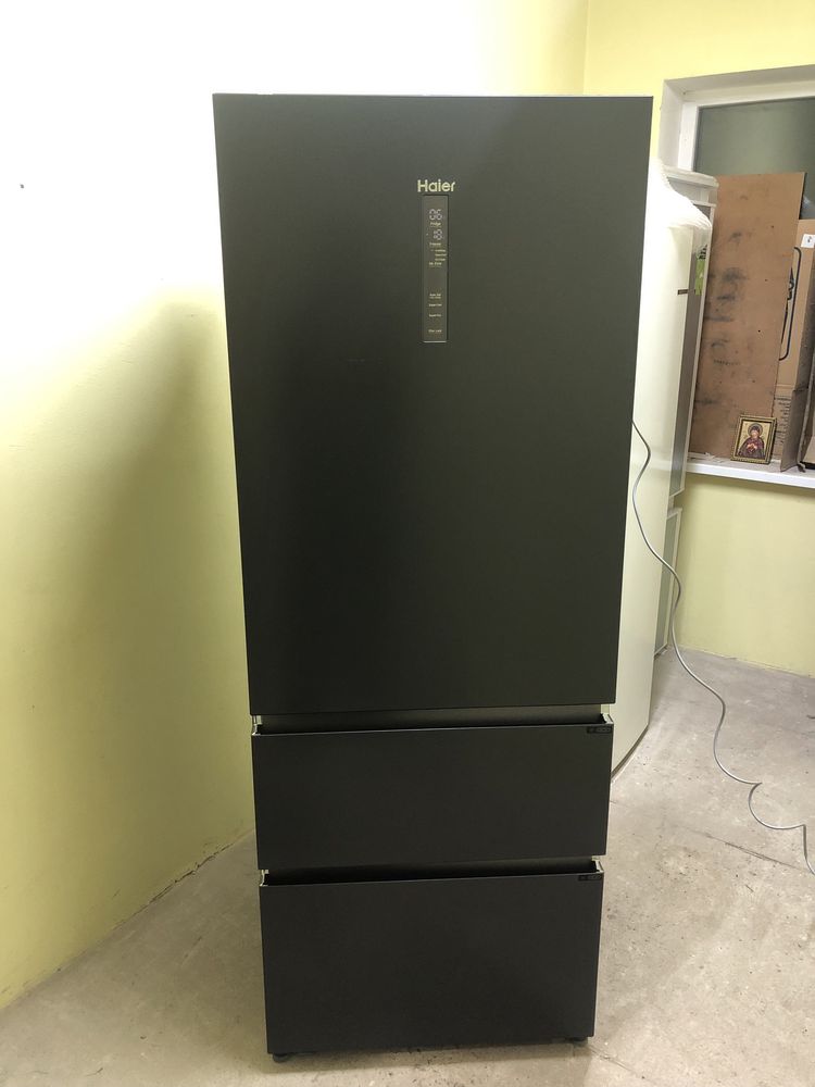 Холодильник Haier графітового кольору HTR5719ENPT