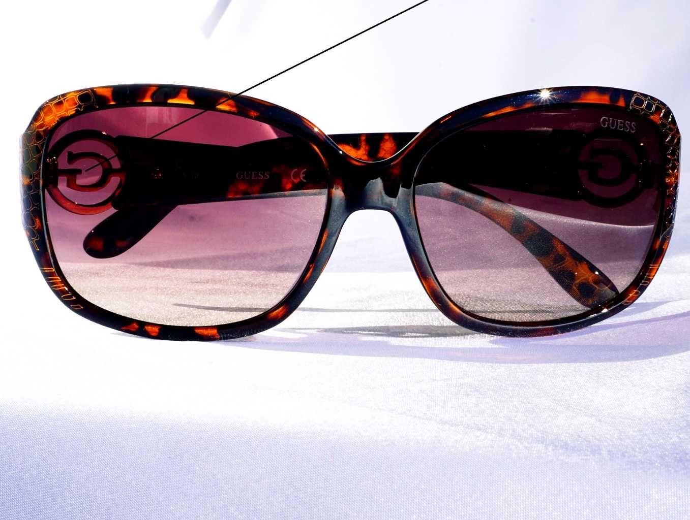 Okulary słoneczne Guess GU7310  bursztunowe skóra węża sunglasses