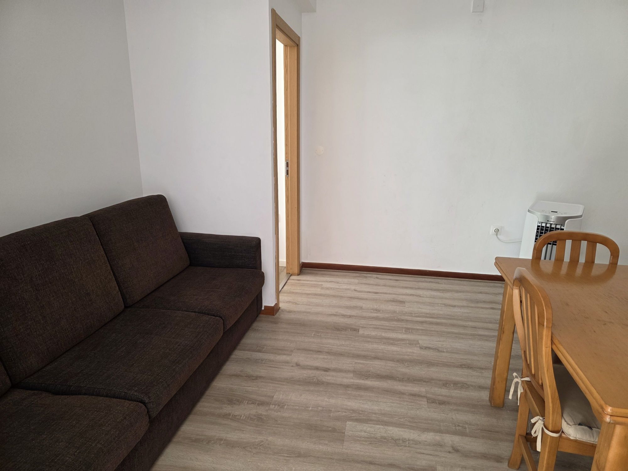 Casa branca mobilada