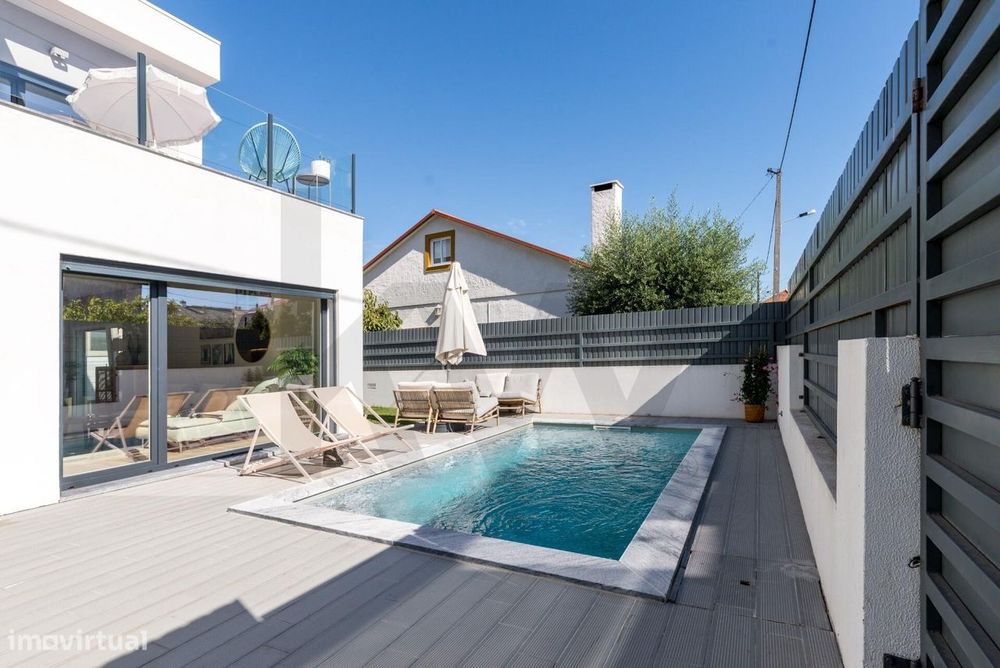 Moradia T3 Contemporânea com Piscina – Quintinhas, Charneca da Caparic