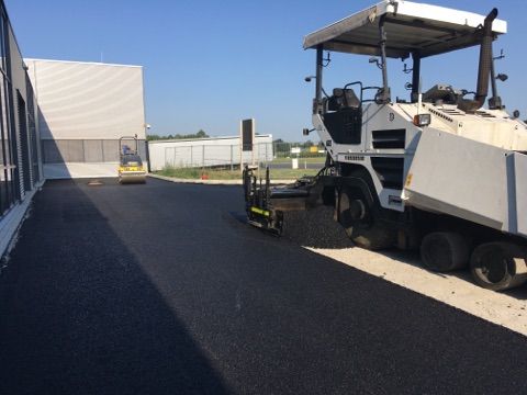 Układanie asfaltu budowa dróg parkingów asfaltowanie zalewanie spękań