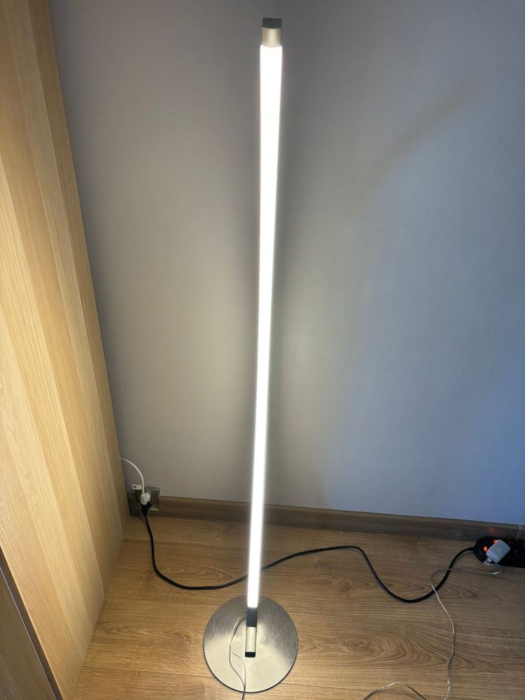 Stojąca lampa LED