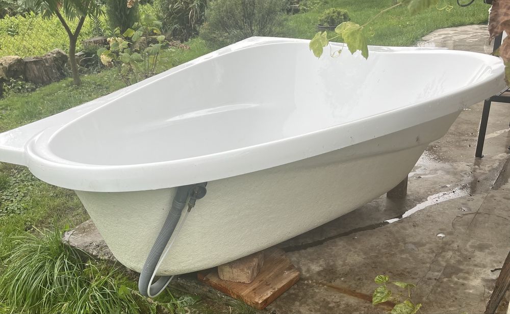 Кутова ванна в хорошому стані!