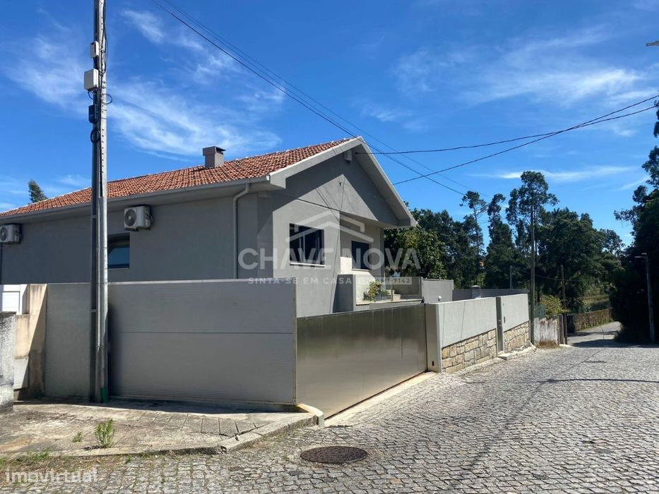 Moradia T4 de 4 frentes com Terreno e Armazém