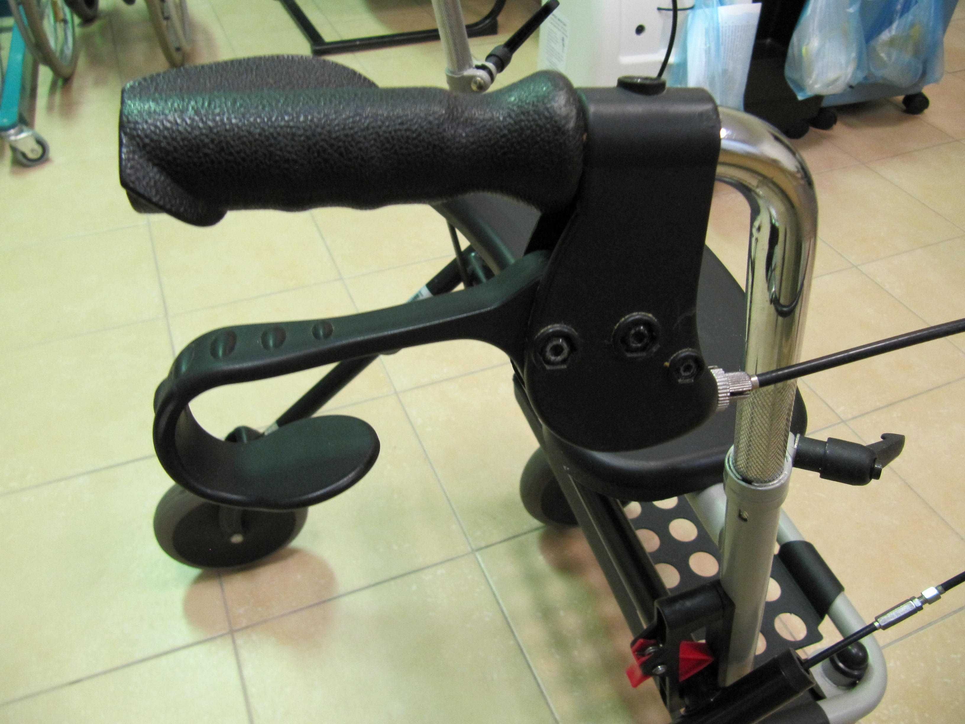 Chodzik / balkonik rehabilitacyjny czterokołowy Invacare używany